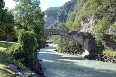 Vieux pont de Cluse , vue sur le défilé de Cluse - faible débit.
